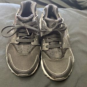 Woman’s black and white Huarache size 5y